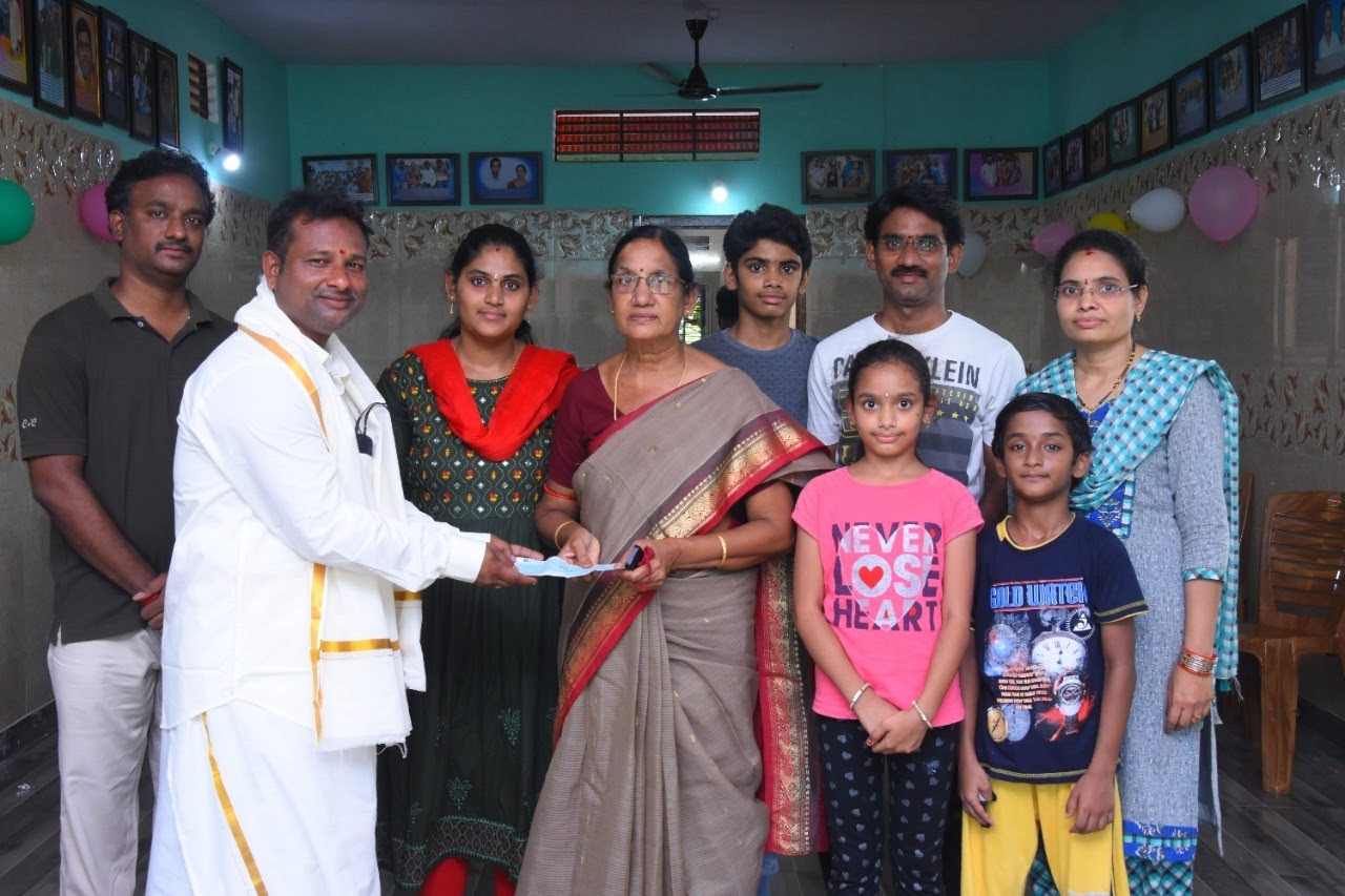 Donation handover at the foundation