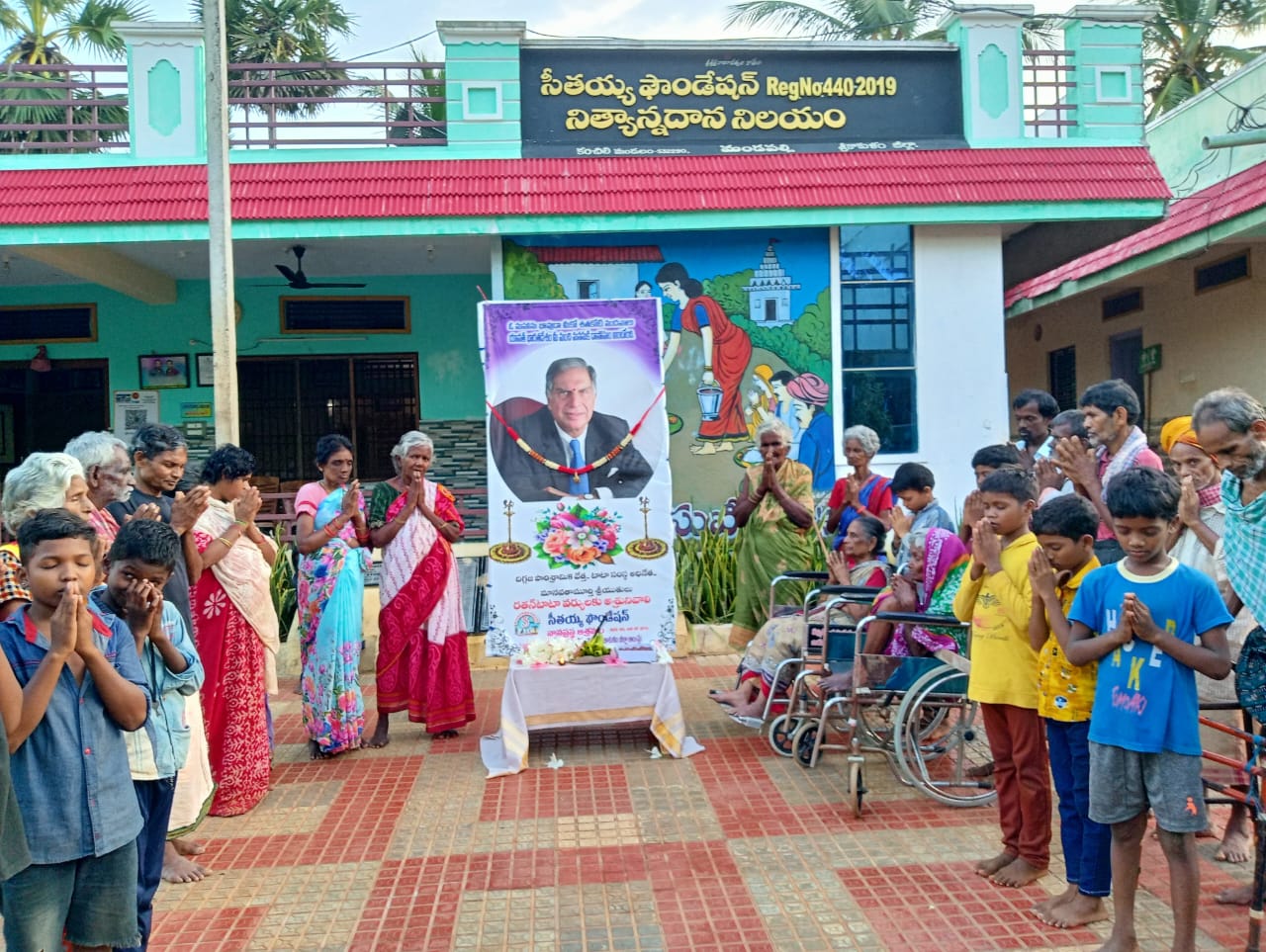 Residents and children paying tribute to Sri Ratan Tata